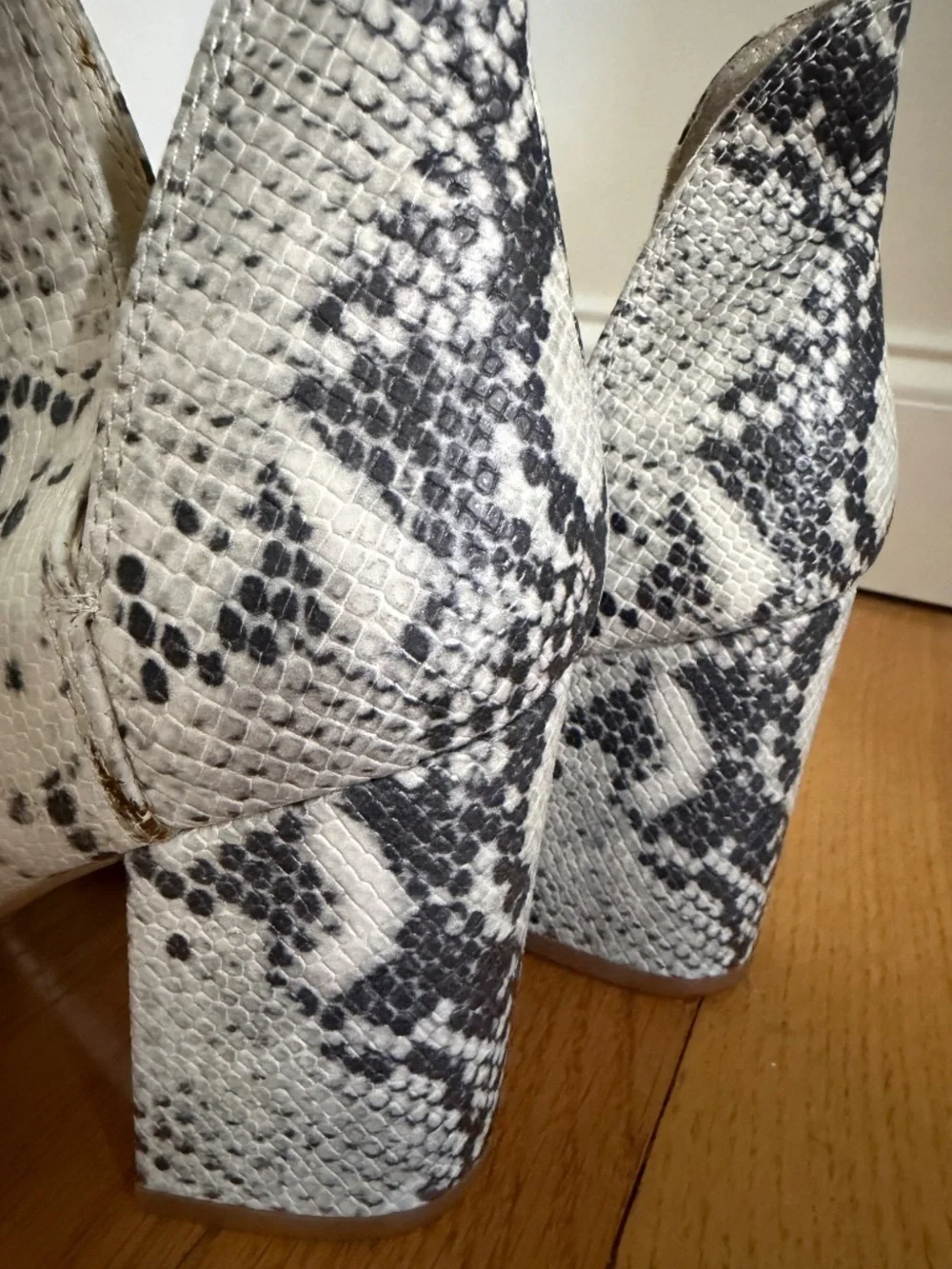 Steve Madden Boots Women's 10 M Rookie Bootie White Snakeskin Pull On Ankle Top